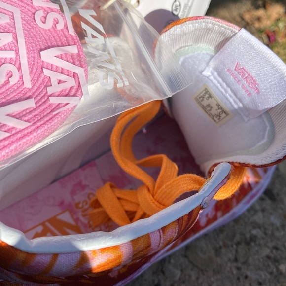 NWT includes 2 pairs of laces: VANS COLLINA STRADA MENS size 5.5/WOMENS size 7 - Picture 3 of 3